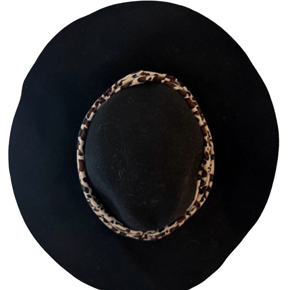 Elegant Black Hat with Leopard Accent